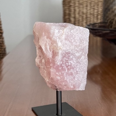 Quartzo Rosa com Suporte - Amor e Elegância