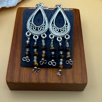 Brincos em Aço Inoxidável com Olho de Tigre – Elegância Artesanal