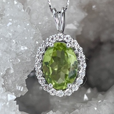Colar em Ouro Branco 18Kt com Diamantes e Ametista Verde - Elegância Atemporal