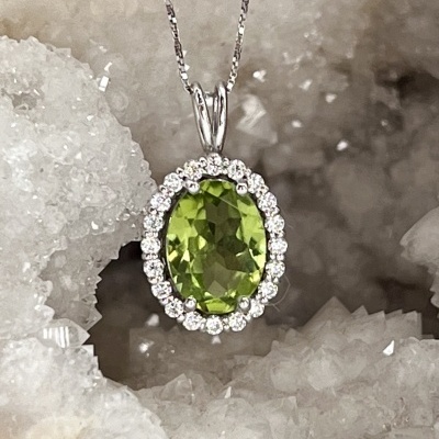 Colar em Ouro Branco 18Kt com Diamantes e Ametista Verde - Elegância Atemporal