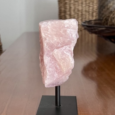 Quartzo Rosa com Suporte - Amor e Elegância