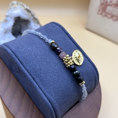 Pulseira Naina com Labradoritas e Turmalinas - Joia Dourada Fabricada em França