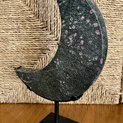 Zoisite com Rubi – forma Lua Crescente, em suporte personalizado