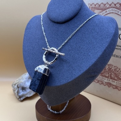 Colar com pingente de Turmalina Bruta em Banho de Prata - Força Natural