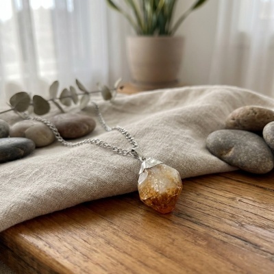 Colar em Aço Inoxidável com Pendente de Citrino Natural Bruto