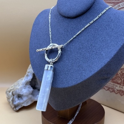 Colar com pingente de Selenito Bruto em Banho de Prata