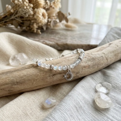 Pulseira em Aço Inoxidável com Pedra da Lua e Pingente Lua Estrela