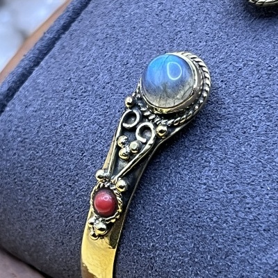 Pulseira de Bronze com Duplo Cabochão de Labradorite