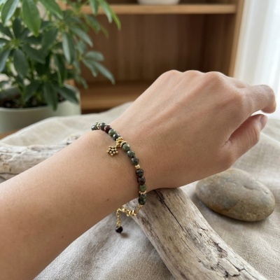 Pulseira em Aço Dourado com Pedra Sangue de Dragão Natural