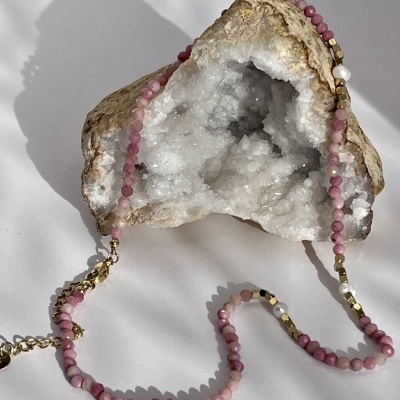 Colar de Aço Inoxidável com Turmalina Rosa e Pérolas Naturais - Sofisticação Delicada