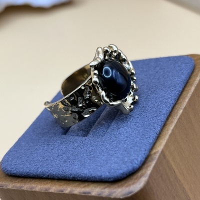 Anel Coroa com Pedra Preta - Realeza e Sofisticação