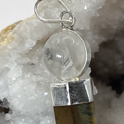 Pingente de Ponta em Olho de Tigre e Quartzo Natural - Força e Equilíbrio Energético