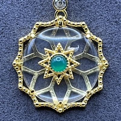 Colar Dourado com Flor de Quartzo e Ônix Verde - Elegância e Sofisticação