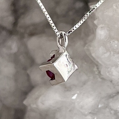 Colar com Pingente de Rubi em Ouro Branco 18Kt - Elegância Refinada