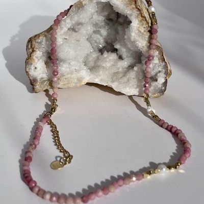 Colar de Aço Inoxidável com Turmalina Rosa e Pérolas Naturais - Sofisticação Delicada