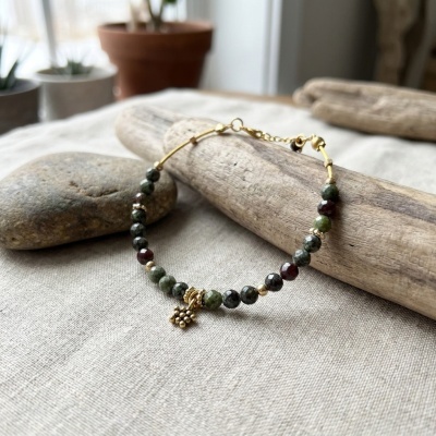 Pulseira em Aço Dourado com Pedra Sangue de Dragão Natural