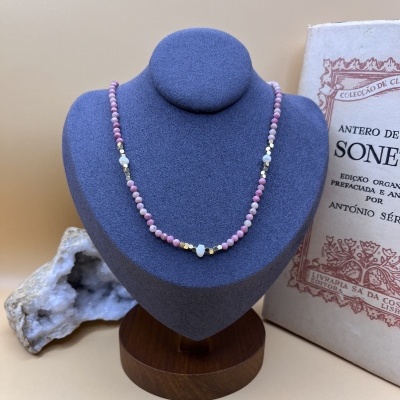 Colar de Aço Inoxidável com Turmalina Rosa e Pérolas Naturais - Sofisticação Delicada