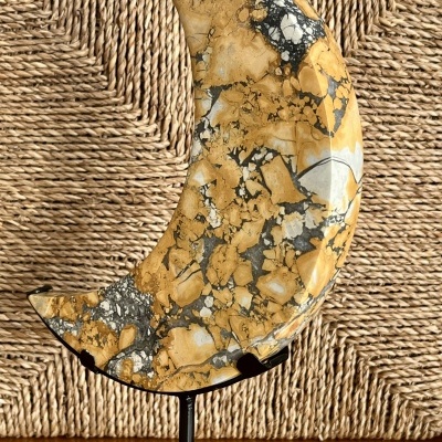 Jaspe Maligano Amarelo – Lua Crescente, em suporte metálico personalizado