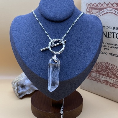 Colar com Pingente de Quartzo Bruto com Banho de Prata - Essência Natural