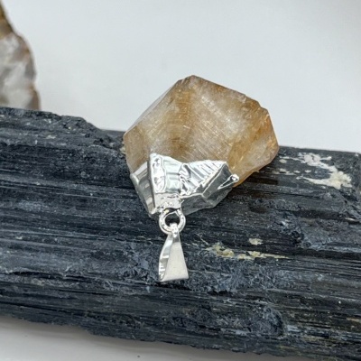 Pingente de Citrino Bruto em Banho de Prata - Beleza Natural e Energia Positiva