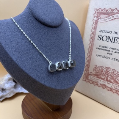 Colar em Prata de Lei 925 com pingente de Quartzo Fumê