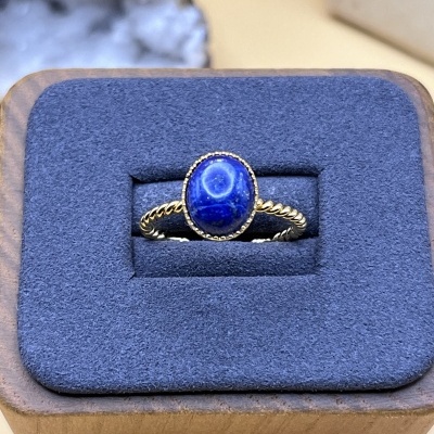 Anel Torcido Banhado a Ouro 18k com Lápis-Lazúli - Ajustável e Elegante