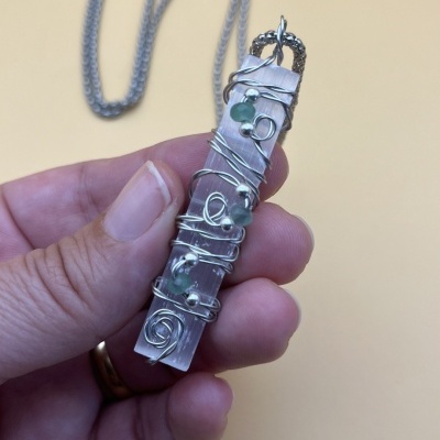 Pendente de Selenite e Aventurina - Energia, Equilíbrio e Serenidade Natural