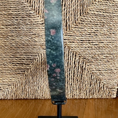 Zoisite com Rubi – forma Lua Crescente, em suporte personalizado