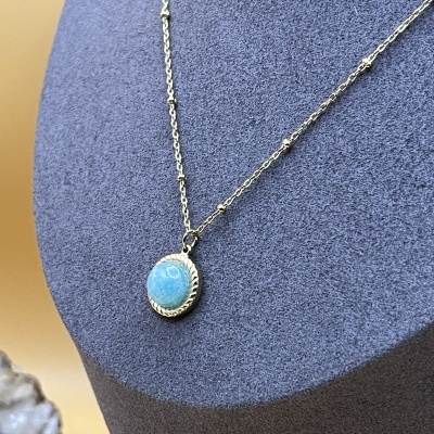 Colar Dourado em Aço Inoxidável com Amazonita - Elegância Natural e Design Contemporâneo