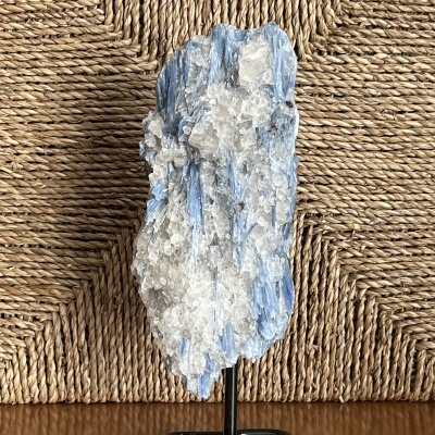 Cristal de Cianita Azul Natural em Suporte Metálico – Peça Decorativa e de Coleção