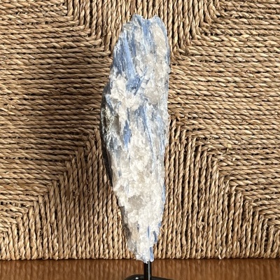 Cristal de Cianita Azul Natural em Suporte Metálico – Peça Decorativa e de Coleção