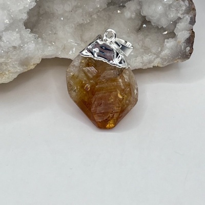 Pingente de Citrino Bruto em Banho de Prata - Beleza Natural e Energia Positiva