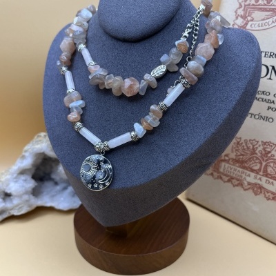 Colar Longo Artesanal em Aço Inox com Pedra do Sol e Quartzo Rosa