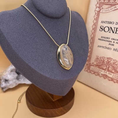 Colar Dourado com Quartzo Rutilado - Elegância e Energia