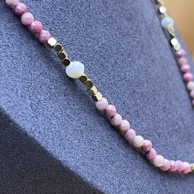 Colar de Aço Inoxidável com Turmalina Rosa e Pérolas Naturais - Sofisticação Delicada