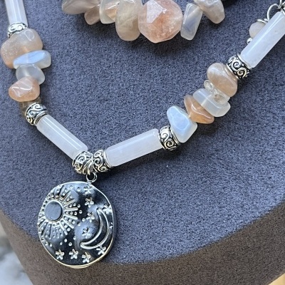 Colar Longo Artesanal em Aço Inox com Pedra do Sol e Quartzo Rosa