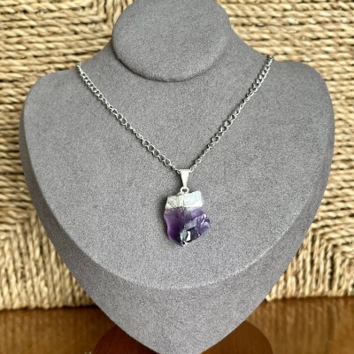 Colar em Aço Inoxidável com Pendente de Ametista Natural Bruta