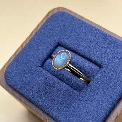 Anel Fino Banhado a Ouro 18k com Labradorite - Ajustável e Minimalista