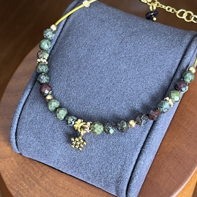 Pulseira em Aço Dourado com Pedra Sangue de Dragão Natural