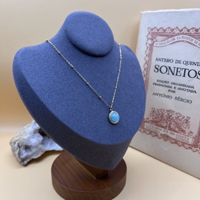 Colar Dourado em Aço Inoxidável com Amazonita - Elegância Natural e Design Contemporâneo