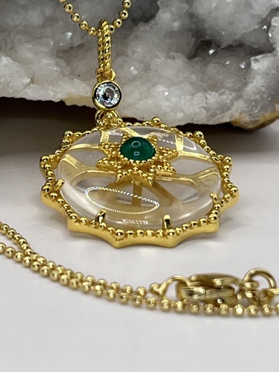 Colar Dourado com Flor de Quartzo e Ônix Verde - Elegância e Sofisticação