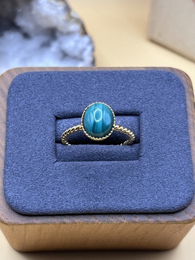 Anel Torcido Banhado a Ouro com Malaquita - Ajustável, Natural e Sofisticado