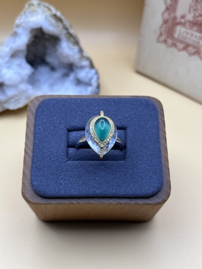 Anel de Prata com Quartzo Claro e Ônix Verde - Luxo e Elegância