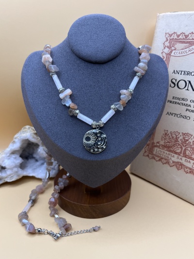 Colar Longo Artesanal em Aço Inox com Pedra do Sol e Quartzo Rosa