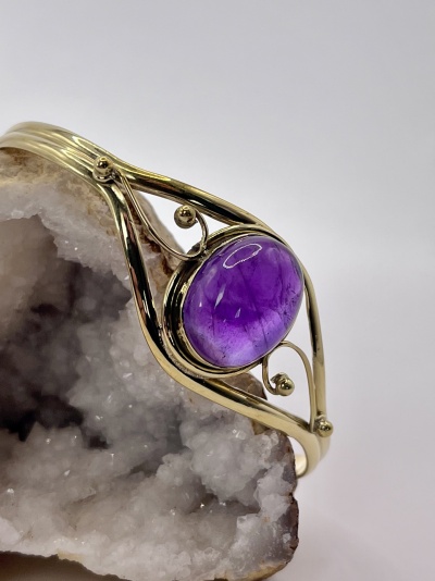 Pulseira de Bronze com Cabochon de Ametista - Estilo e Beleza Natural