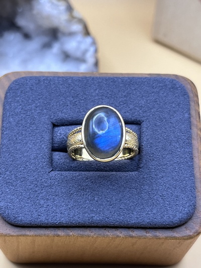 Anel Dourado com Labradorita - Ajustável e Sofisticado