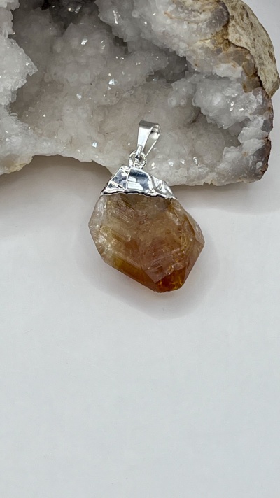 Pingente de Citrino Bruto em Banho de Prata - Beleza Natural e Energia Positiva