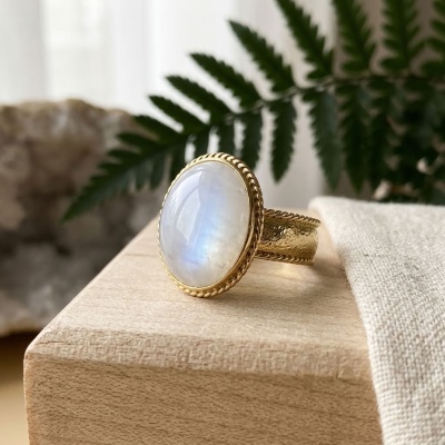 Anel Ajustável Dourado com Moonstone Arco-Íris - Elegância e Magia Natural