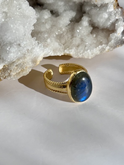 Anel Dourado com Labradorita - Ajustável e Sofisticado