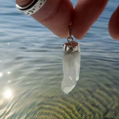 Energia Natural em Foco: Pingente de Ponta de Quartzo Bruto